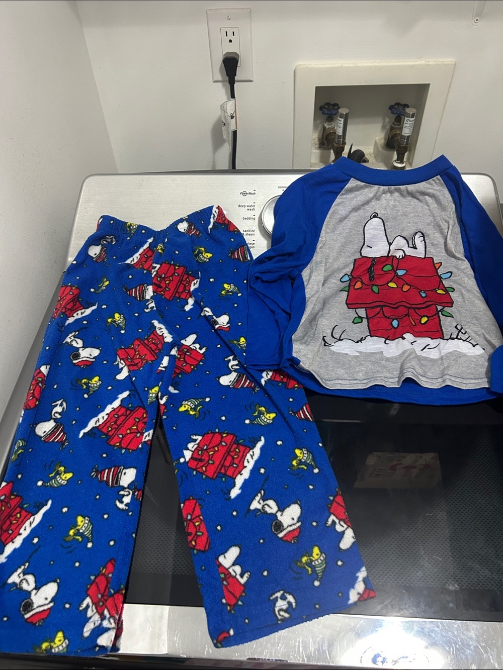 Boys size 4 two piece pajama set fleece pants winter Christmas snoopy